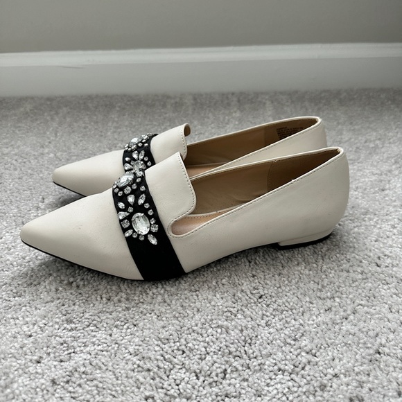 Reposhing Just Fab Woman’s Pointed Toe White Flats with Gem Detail Size 8.5 - Picture 2 of 11